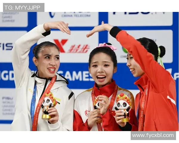 中国运动员夺金后比心观众：这一幕太暖了